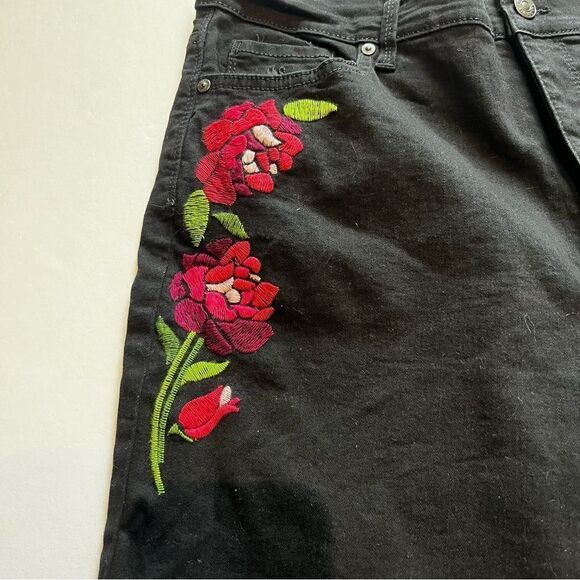 Gloria Vanderbilt Amanda Women's Black Jeans with Rose decor Size 12 High rise - Picture 9 of 10